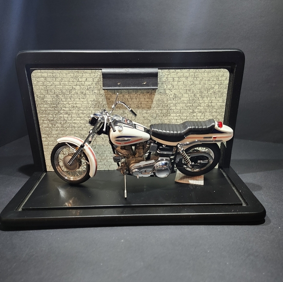 White Vintage FRANKLIN Mint Motorcycle Model with Black Seat With Case